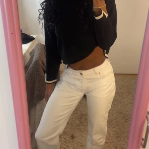 Vita jeansbyxor - Snygga vita jeansbyxor med en klassisk design. Byxorna har en normal passform och är högmidjade, vilket ger en bekväm och stilren look. Perfekta för att matcha med olika toppar och accessoarer.