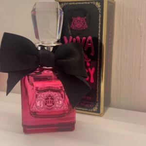 Viva La Juicy Noir Parfym - parfym + kartong, använd ungefär till sträcket som syns på andra bilden