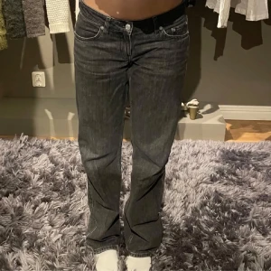 Weekday arrow jeans - Snygga svarta arrow jeans ifrån weekday i storlek 27/32, säljer pga för små 🩷