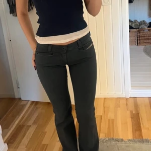 Lågmidjade diesel jeans - Köpt på vinted för 470kr, passade inte mig och därför säljer jag de vidare. Ingen stretch. Lånade bilder! Midjemått: 76cm Innerbenslängd: 85cm