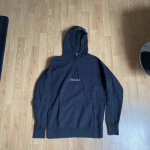 Svart Champion 1/4 Zip Up Hoodie - Säljer denna då den inte längre används. Pris går att diskuteras.