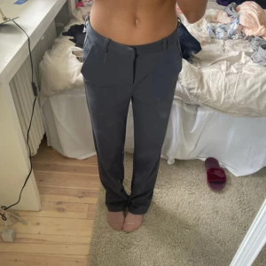 Gråa kostymbyxor - Snygg gråa kostymbyxor från vero Moda . De har en rak stil och är perfekta för alla tillfällen super sköna!❣️