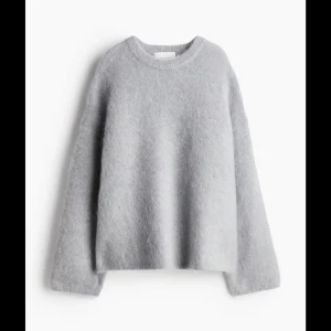 Grå stickad tröja - Mysig och stilren grå stickad tröja med rund hals och långa ärmar. Knappt använd storlek XS från hm.