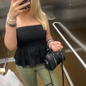 Stockholmstil jeans - Ihanat stokcolmstyle farkut🩷🩷kokolapussa lukee 38, mutta käytän itse 36 eli s-kokoa farkuissa ja nämä ovat olleet hyvät. ei myydä enää hm sivuilla! Ei erityisiä käytönjälkiä