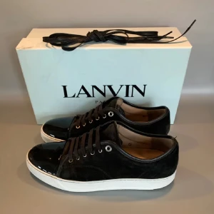 Lanvin cap toe uk9  - Tja, säljer nu ett par svarta lanvins, box och låda tillkommer och såklart äkta, tveka inte att höra av er vid minsta lilla fråga! 