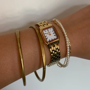 Guldarmband - Säljer två stilrena ”tvillingarmband” i ”guld”. Armbanden har en öppen form vilket gör det enkelt att justera efter handleden. d = 6cm