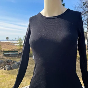 Basic långärmad tröja från H&M - Bara provat den en gång men den föll mig inte i stilen. Storlek XS.