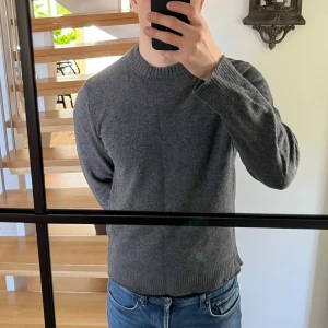 Mörkgrå Massimo Dutti tröja - Stilren mörkgrå tröja från Massimo dutti. Tröjan är i mycket gott skick. Kontakta för mer info eller frågor!