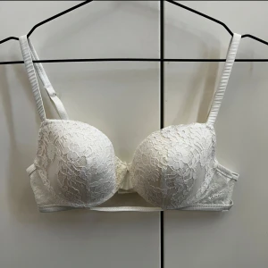 Vit spets-bh Intimissimi - Elegant vit bh med spetsdetaljer och justerbara axelband från Intimissimi. Storlek 70D, lite liten i storlek i kupan.  Använd fåtal gånger, mycket bra skick. Nypris 549kr 