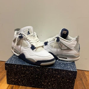 Air Jordan 4 Retro 'Midnight Navy' - Säljer ett par stilrena Nike Air Jordan 4 Retro 'Midnight Navy' nästan helt ny har kvitto 
