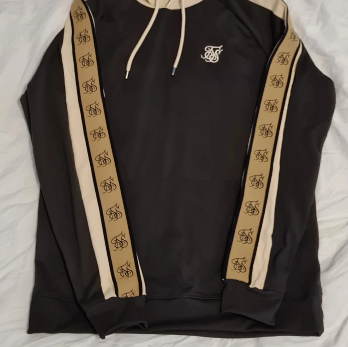 Svart och beige hoodie från SikSilk - 2