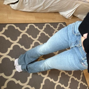 Diesel 1969 D-Ebbey - Skitsnygga och bekväma lågmidjade Diesel jeans!! Använda enstaka gånger så nästan som nya! Stocklek 25/32 och nypriset ligger på 1499❣️
