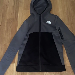 Grå och svart hoodie från The North Face - Jag säljer min north face dress eftersom jag vill skaffa nya stilar och inte tycker om den längre har Max använt den 4gånger
