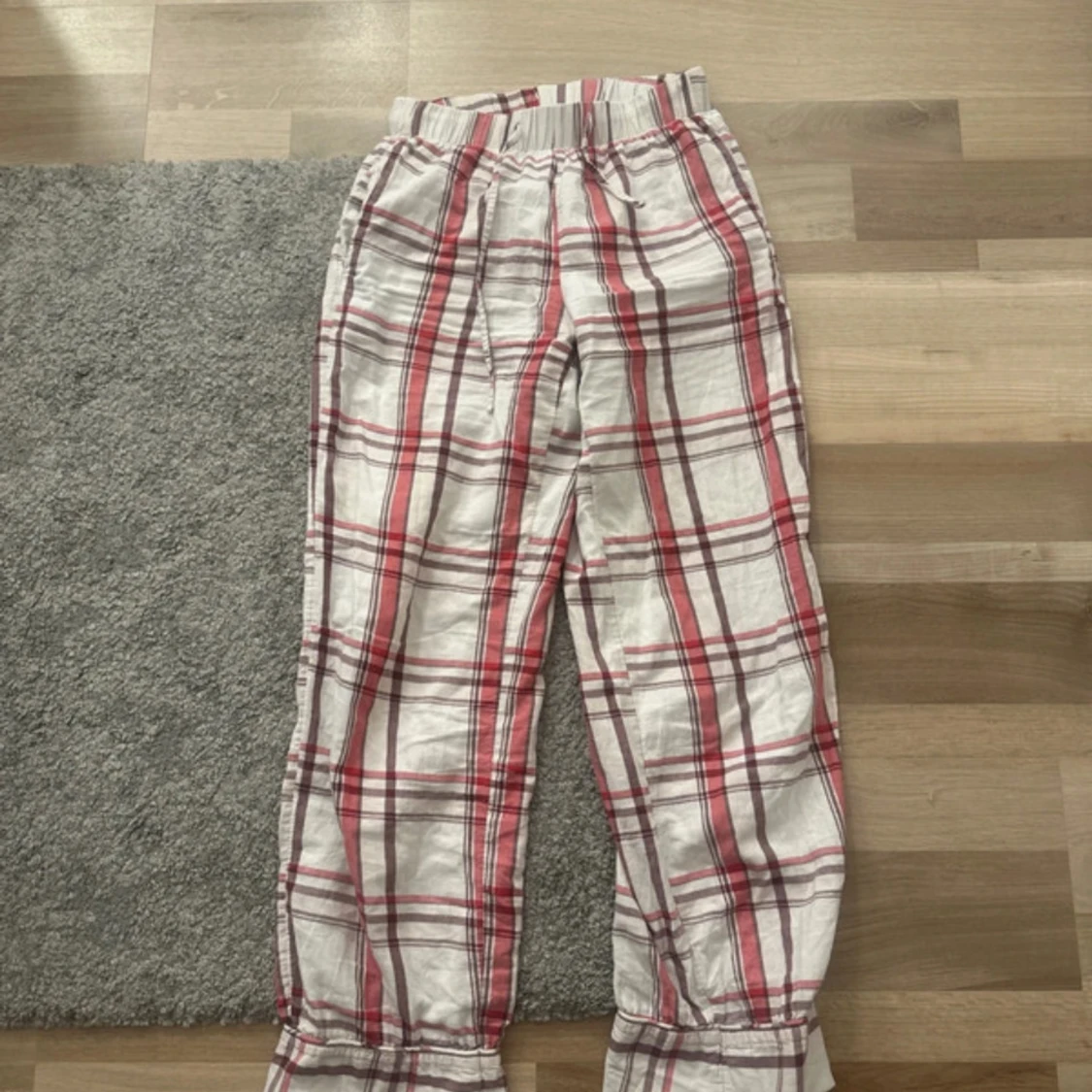 Rutig byxa från Gina Tricot