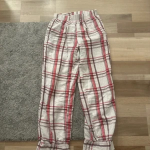 Rutig byxa från Gina Tricot - Säljer ett par bekväma och stiliga rutiga byxor från Gina Tricot i rött och vitt. Byxorna har en elastisk midja för extra komfort och är perfekta för en avslappnad look. Om ni vill köpa gå in på min vinted sida.sandberggje och köp där💕