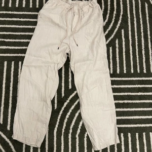 Linnebyxor - Säljer ett par snygga linnebyxor från mango, perfekt till sommaren. Kan passa både killar & tjejer. Priset kan diskuteras. Storlek xs