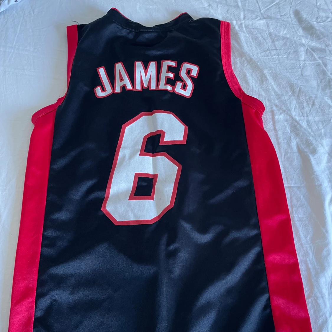 Svart och röd basketlinne - 1