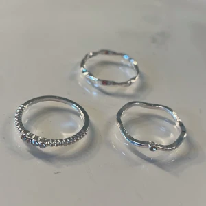 Tre silverringar med unik design - aldrig använt och är superfina + nickelfria!
