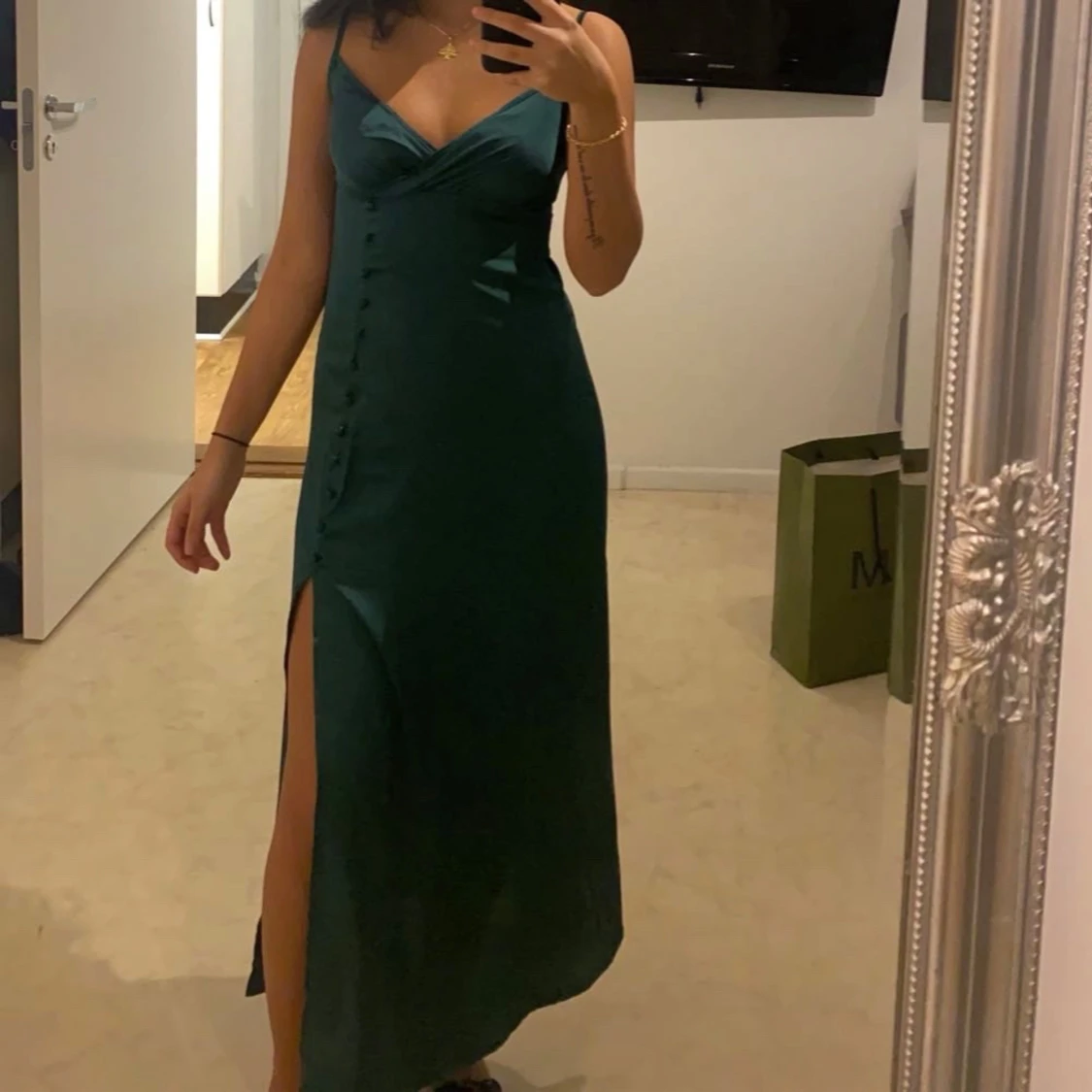 Grön långklänning med knappar