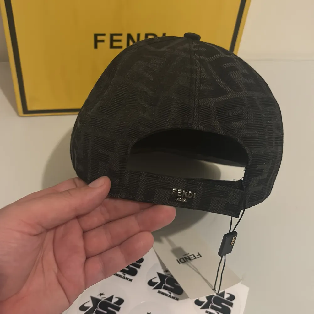 Snygg svart keps från Fendi med ett diskret mönster. Kepsen har en justerbar rem baktill för perfekt passform. Perfekt för att ge din outfit en lyxig touch.. Asusteet.