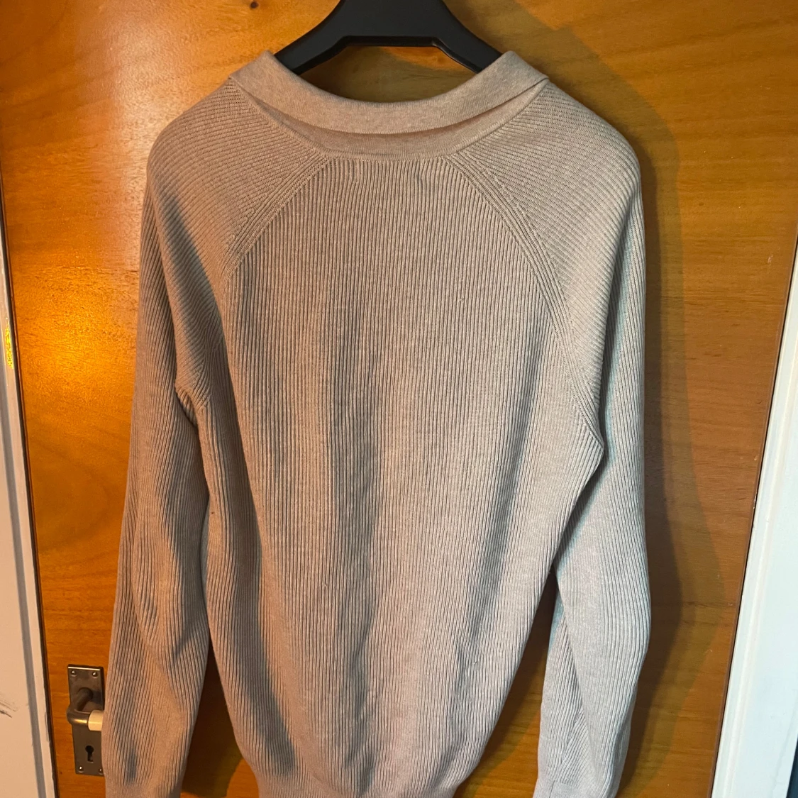 Beige ribbad tröja från Dressmann - 2