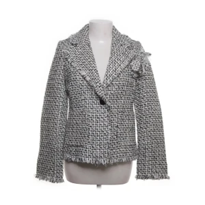 Svartvit rutig kavaj - 🖤Svartvit rutig kavaj, fransiga detaljer och knappar framtill 🤩Perfekt för våren ✅Oanvänt skick