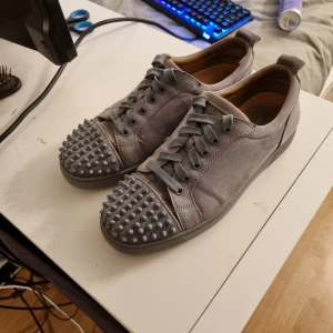 Christian louboutin skor - Ett litet hål men inte så stort har extra snöre och dust bag, priset kan diskuteras.