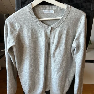 Grå kofta Primark - Grå kofta i superbra skick - normal i storleken