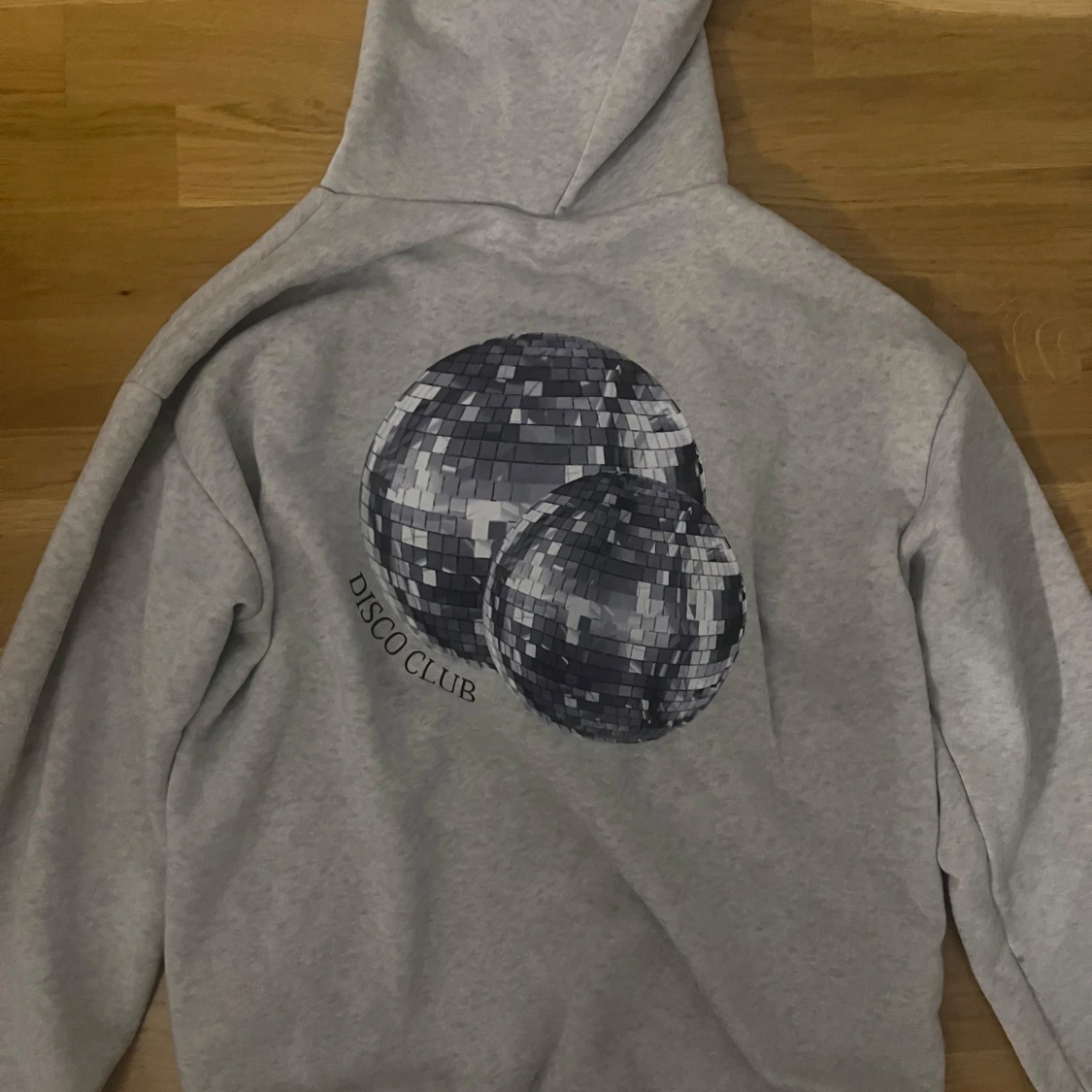 Grå hoodie med discokulor