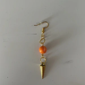 Hemmagjort guldörhänge med en orange pärla😍 - Hemmagjort guldörhänge med en orange pärla😍 Säljs styckvis