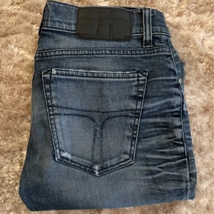 Blå jeans från tiger of sweden - Stora fyndet! Marinblåa Tiger of Sweden-jeans med snygga slitningar, i riktigt bra skick. Perfekta för både vardagsbruk och lite finare tillfällen. Storlek [w28/l32], superbekväma och stiliga. Passa på att göra ett bra köp! Priset är [399],  medans original priset ärvid 1600kr. Med snabb affär kan vi diskutera priset. Skicka ett meddelande om du är intresserad! Med gratis frakt!!