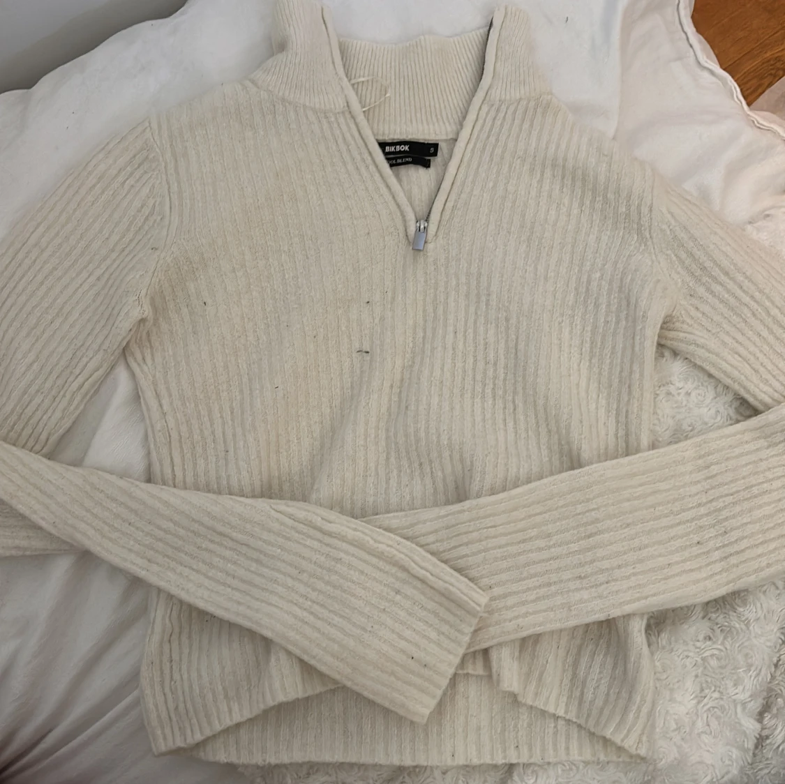 Vit ribbad tröja från Bik Bok