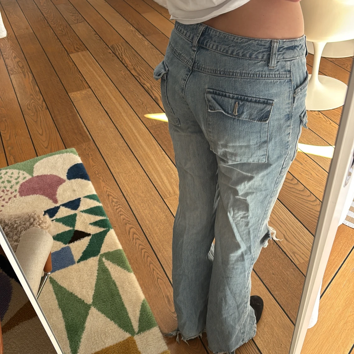 Blå jeans med slitningar - 2