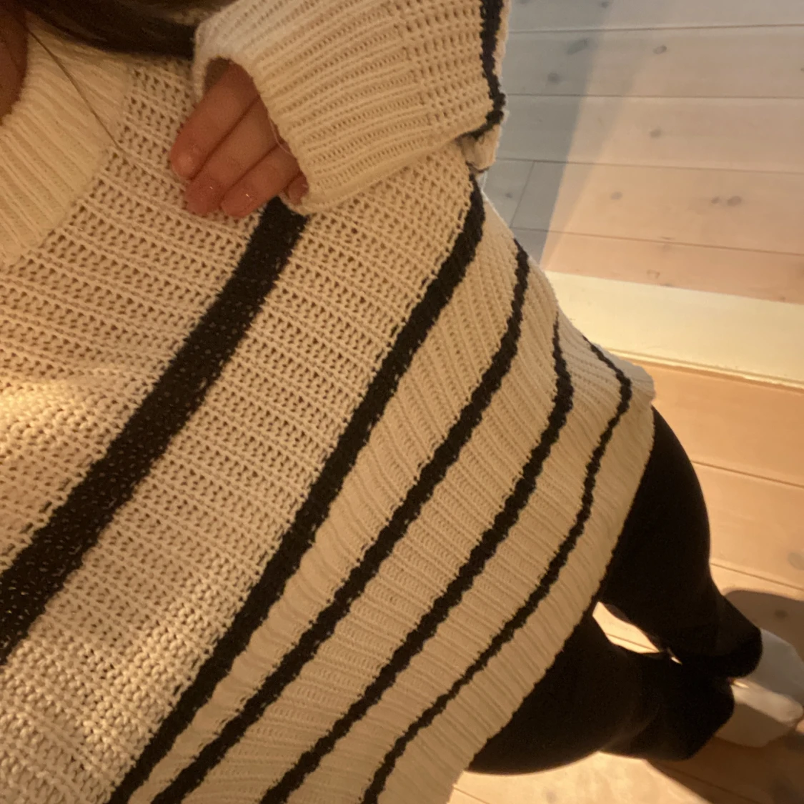 Vit och svart randig stickad tröja - 2