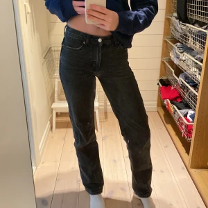 Svarta jeans från Perfect Jeans - Säljer ett par svarta jeans från Perfect Jeans. Använda men är inte slitna💞