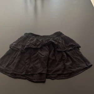 H&M svart kjol - Använd ganska många gånger. Inget hål! Bra skick. Räfflad på toppen!