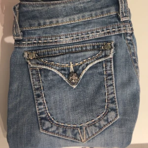 Miss me jeans - Säljer ett par blå jeans med snygga slitningar och detaljerade bakfickor från miss me. Dom är i storlek 29!