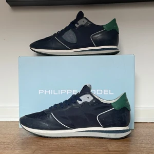 Philippe model trainer - Säljer mina riktigt snygga Philippe model trainers, strlk 42, skicket är 8/10. box, dustbag och tag medföljer, hör av er vid intresse;)