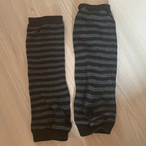  Handledsvärmare - Mörkrandiga handledsvärmare som passar både för att värma eller att styla din outfit. De är snygga att styla med armband, men lika fina utan. För dig som gillar en grungie/punkig/emo look är detta en fin extra touch till dina outfits! Väl användna men hela utan hål eller upprepade sömmar