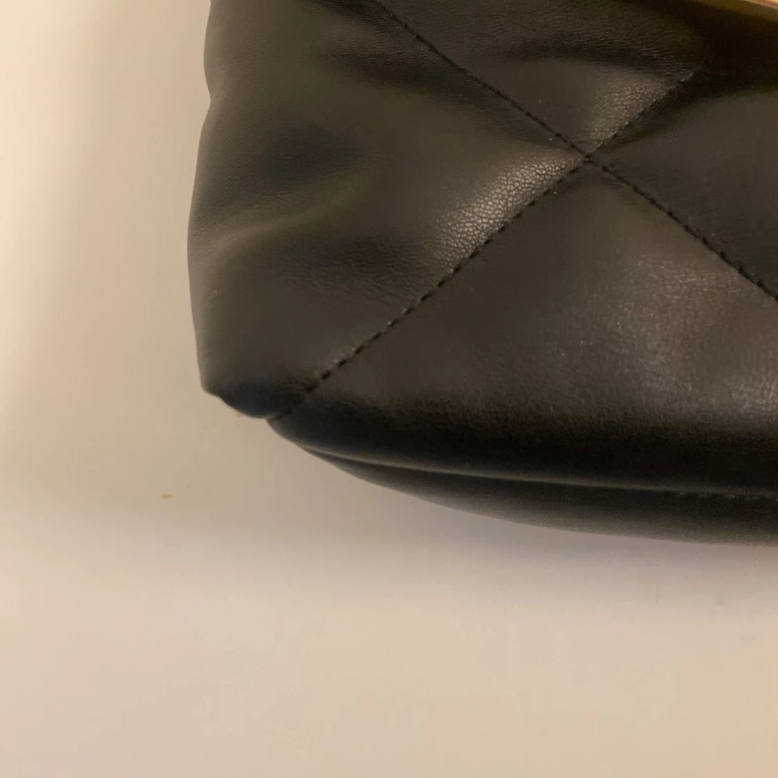 Svart quiltad axelväska med kedja - 2