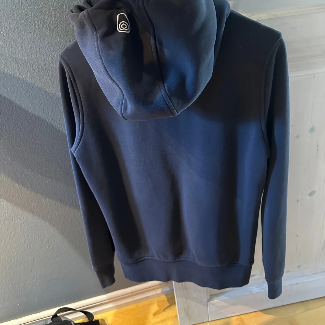 Mörkblå hoodie från Sail Racing - 1