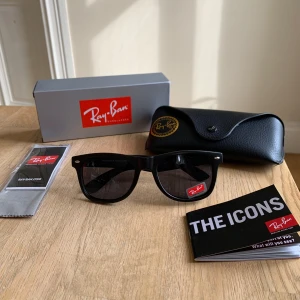 Svarta Ray-ban Solglasögon - Säljer ett par helt nya Rayban solglasögon helt oanvända, perfekta nu inför sommaren☀️Vid frågor eller funderingar skicka ett pm, Mvh