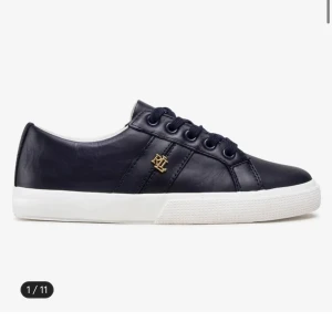 Svarta sneakers från Ralph Lauren - Skriv för egna bilder på skorna! Knappt använda då de inte riktigt va min stil❣️