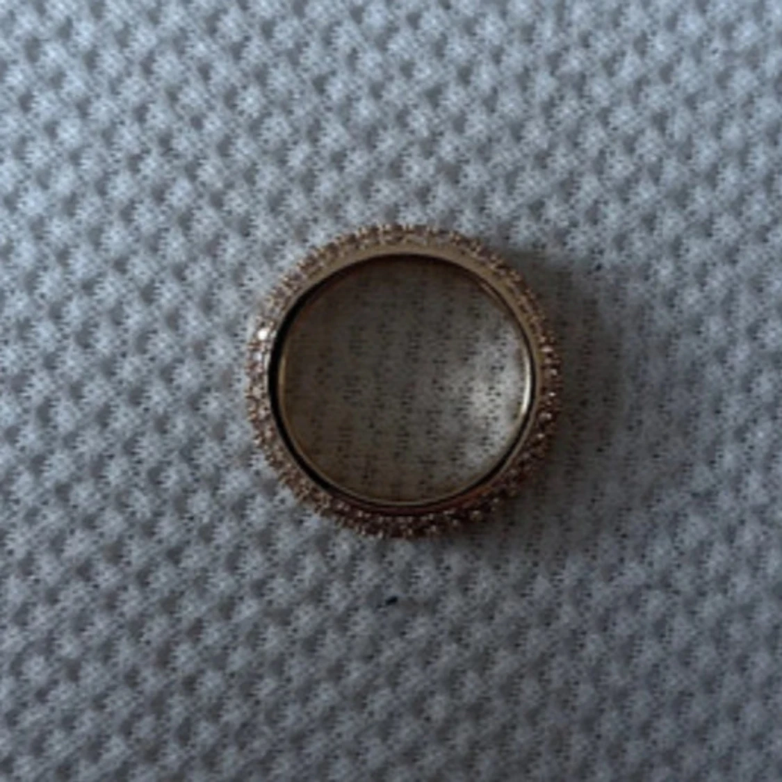 Glittrig ring i guld - 1