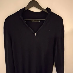 J.Lindberg half-zip - Tjena, säljer nu denna tvärfeta half-zip tröjan från J.Lindberg❗️Tröjan är i perfekt skick och har inga defekter✅️ Den är dessutom perfek nu under våren och för lite kyligare dagar under sommaren📈 Tröjan är i färgen marinblå och har storleken S. Om du är osäker på storleken är det bara att gå in på J.Lindbergs storleksguide eller höra av dig till mig🧐 Vid mista fundering är det bara att höra av sig🤝