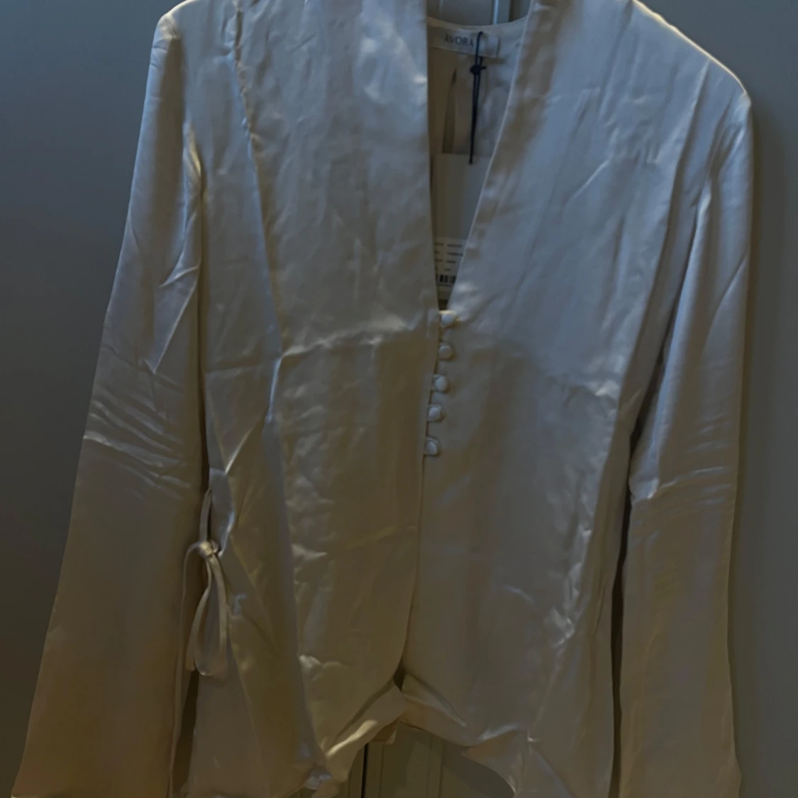 Krämfärgad blus från Avora