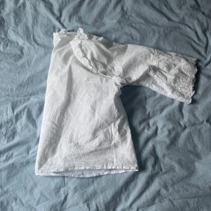 Vit blus från Gina tricot  - En vit blus parfekt för sommaren använd cirka 5 gånger nästan som ny (frakt ingår inte)