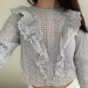 Volangblus Blå Vit - Fin och somrig blus med volanger, mycket fina detaljer och spets. Från H&M men slutsåld sen länge. Storlek S/38, funkar även för xs. 