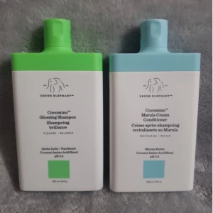 Drunk Elephant Cocomino Shampoo och Balsam - Säljer ett set med Drunk Elephant Cocomino Glossing Shampoo och Marula Cream conditioner. Helt oanvända lappen är kvar. Båda produkterna innehåller 240 ml och är formulerade med kokosnötaminosyror och marulaolja för att rengöra och återfukta håret.