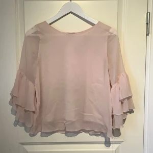 Blus - En jättefin ljusrosa blus som jag verkligen älskar fast måste ryvärr sälja den på grund av att jag har växt ut den. Supperfin med volanger och härligt tyg. Perfekt nu till sommaren 💗Går inte att köpa på h&m hemsida och är helt slutsåld.